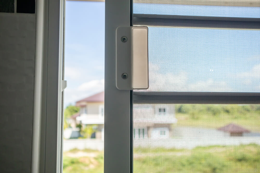 okno z zamontowaną moskitierą